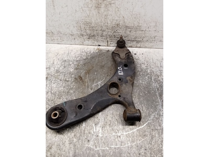Recambio de brazo suspension inferior delantero izquierdo para toyota auris (_e18_) 1.3 (nre180_) referencia OEM IAM   