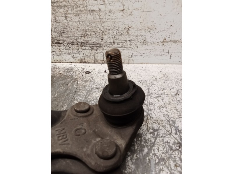 Recambio de brazo suspension inferior delantero izquierdo para toyota auris (_e18_) 1.3 (nre180_) referencia OEM IAM   