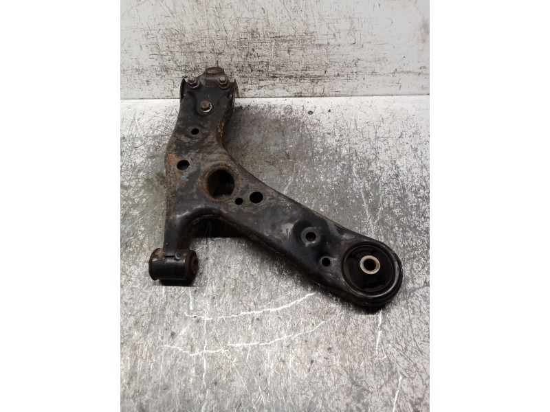Recambio de brazo suspension inferior delantero izquierdo para toyota auris (_e18_) 1.3 (nre180_) referencia OEM IAM   