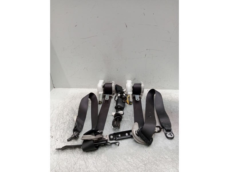 Recambio de juego cinturones delantero para toyota auris (_e18_) 1.3 (nre180_) referencia OEM IAM   