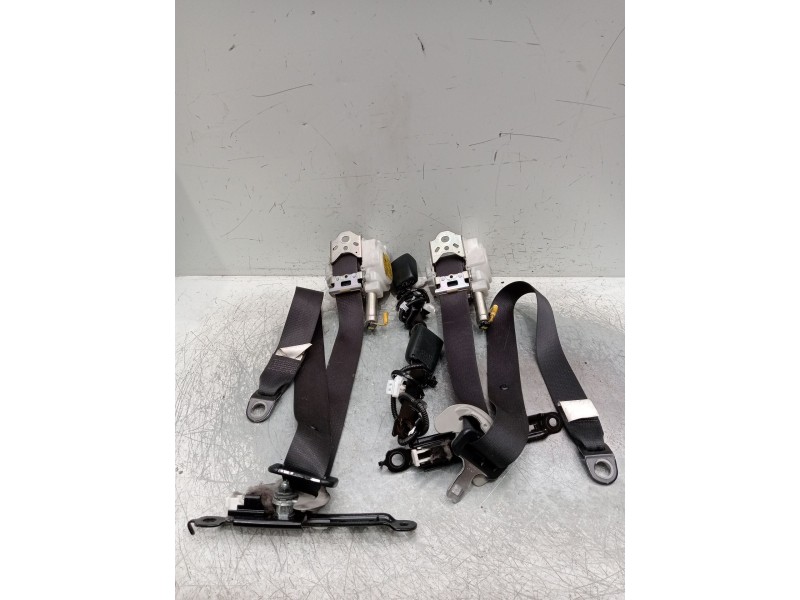 Recambio de juego cinturones delantero para toyota auris (_e18_) 1.3 (nre180_) referencia OEM IAM   