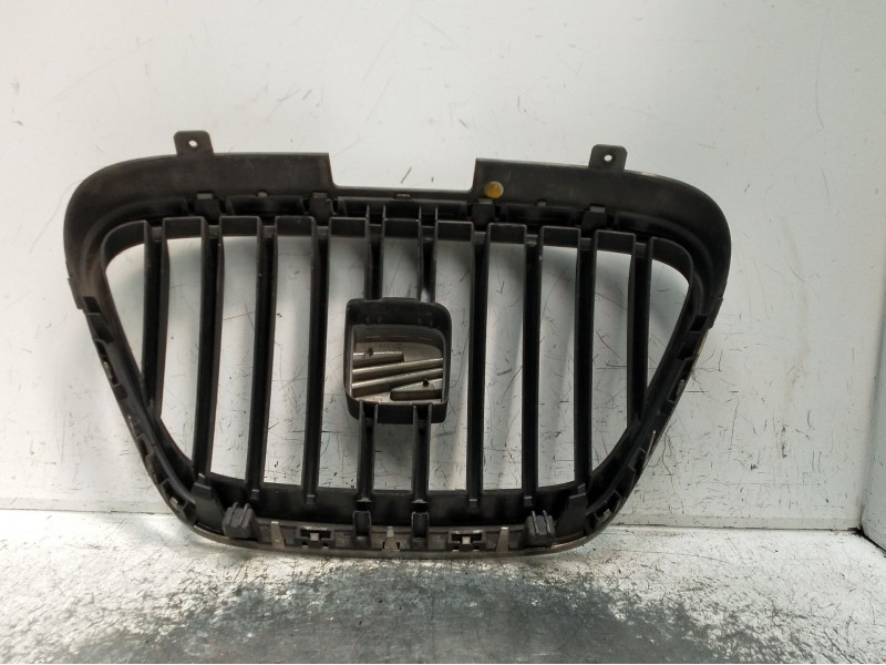 Recambio de rejilla delantera para seat altea (5p1) 1.2 tsi referencia OEM IAM 5P0653679A  
