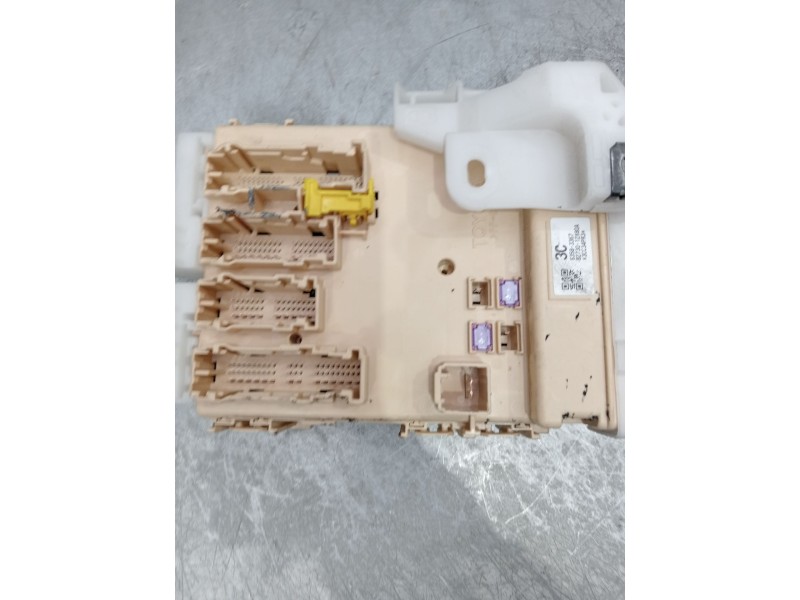 Recambio de caja reles / fusibles para toyota auris (_e18_) 1.3 (nre180_) referencia OEM IAM 8922102331 50119221 