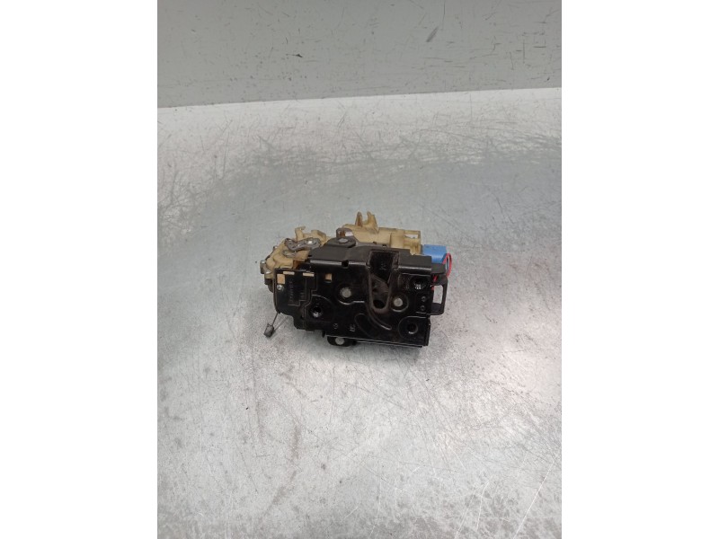 Recambio de motor cierre centralizado delantero izquierdo para volkswagen polo iv (9n_, 9a_) 1.4 tdi referencia OEM IAM 3b183701