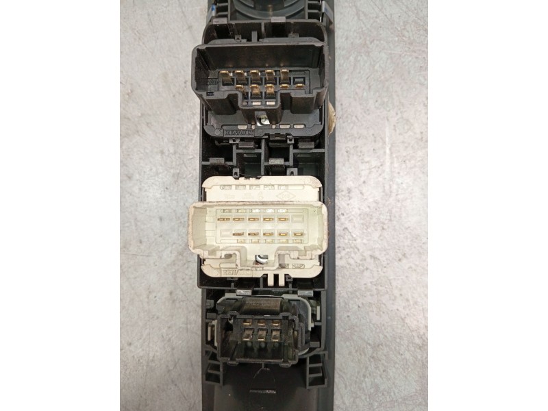 Recambio de mando elevalunas delantero izquierdo para renault espace iv (jk0/1_) 2.0 dci (jk02, jk03) referencia OEM IAM 8200857