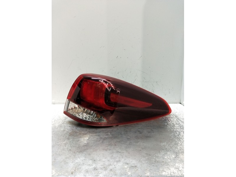 Recambio de piloto trasero derecho para kia carens ( ) referencia OEM IAM 92402A4  