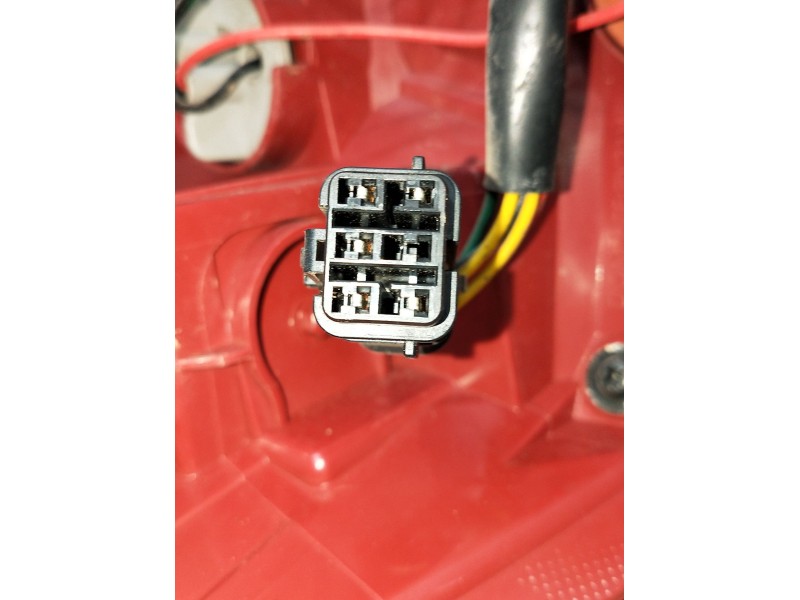 Recambio de piloto trasero derecho para kia carens ( ) referencia OEM IAM 92402A4  