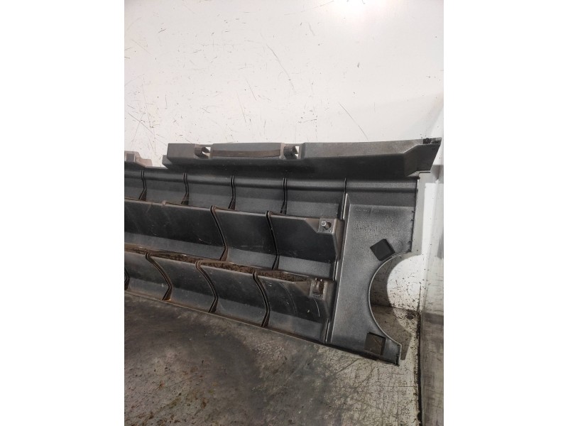 Recambio de rejilla delantera para land rover discovery v6 td s referencia OEM IAM   