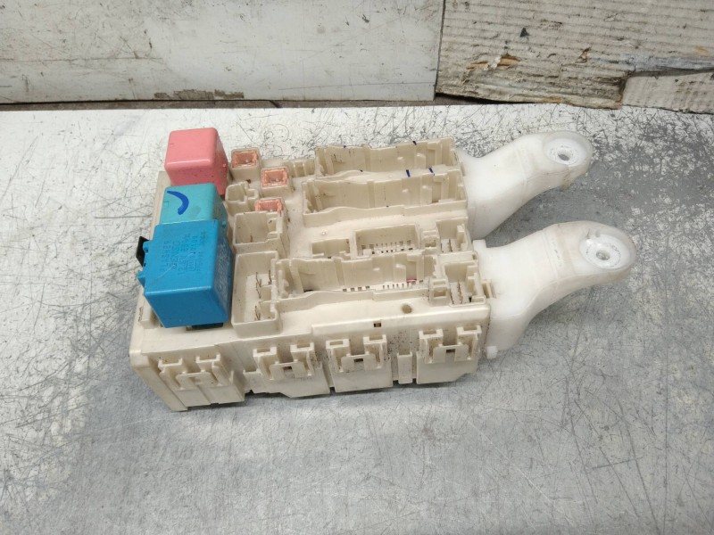 Recambio de caja reles / fusibles para toyota auris luna referencia OEM IAM 8273002150A  