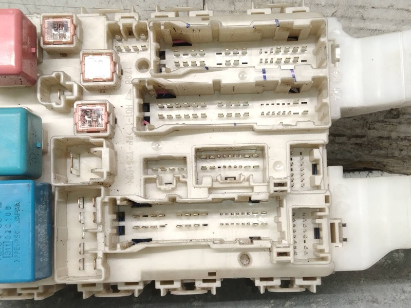 Recambio de caja reles / fusibles para toyota auris luna referencia OEM IAM 8273002150A  