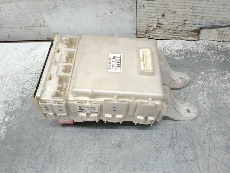 Recambio de caja reles / fusibles para toyota auris luna referencia OEM IAM 8273002150A  