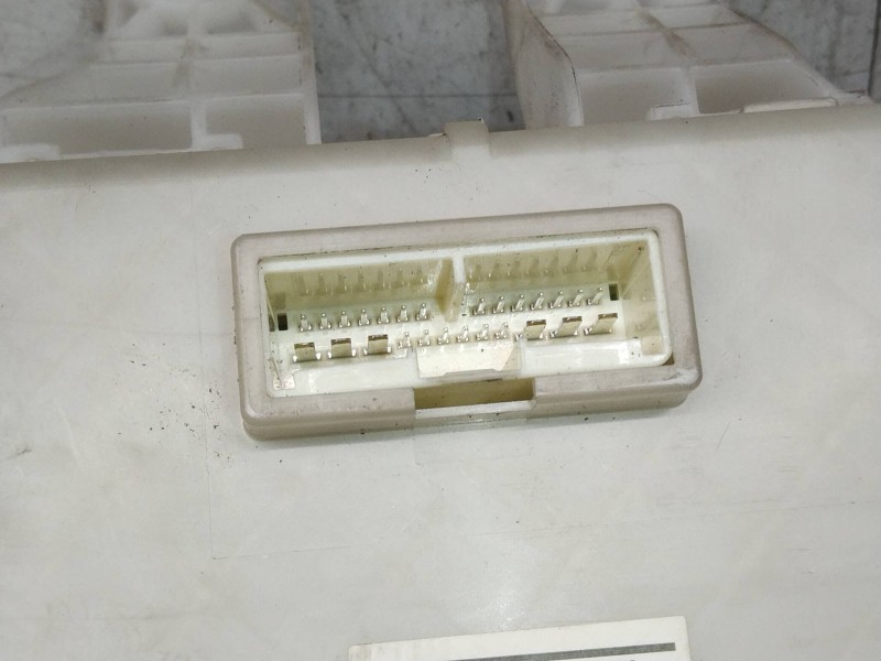 Recambio de caja reles / fusibles para toyota auris luna referencia OEM IAM 8273002150A  