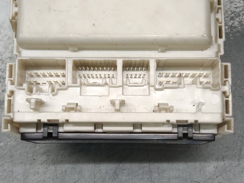 Recambio de caja reles / fusibles para toyota auris luna referencia OEM IAM 8273002150A  