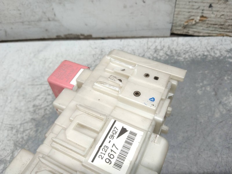 Recambio de caja reles / fusibles para toyota auris luna referencia OEM IAM 8273002150A  