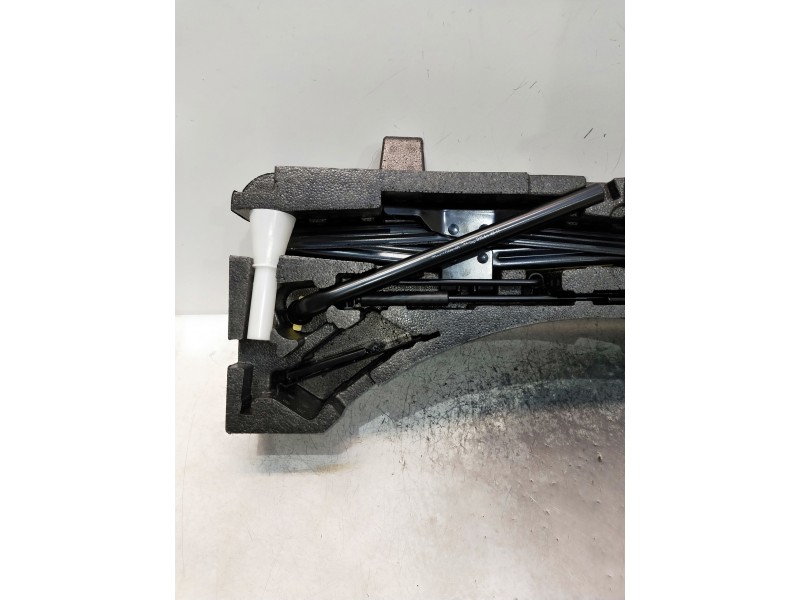 Recambio de gato para jaguar f-pace referencia OEM IAM    Recambio de gato para jaguar f-pace referencia OEM IAM