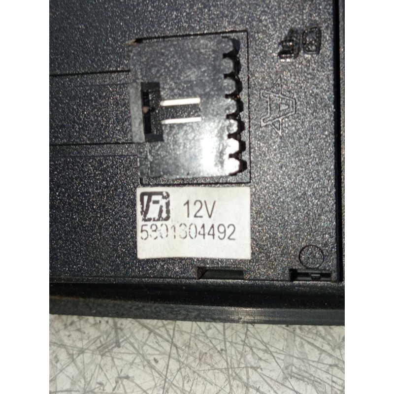 Recambio de mando elevalunas delantero derecho para iveco daily v furgoneta 29s13, 29l13, 35c13, 35s13, 40c13, 40s13 referencia 