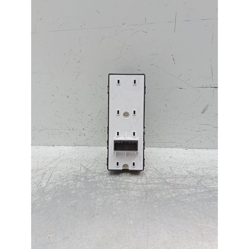 Recambio de mando elevalunas delantero izquierdo para kia stonic (yb) 1.0 t-gdi referencia OEM IAM  5P 