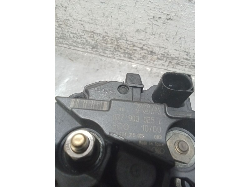 Recambio de alternador para volkswagen polo (6n2) 1.0 referencia OEM IAM 0379030251 0124315083 BOSCH