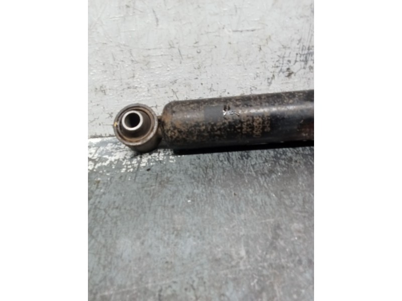 Recambio de amortiguador trasero izquierdo para kia sorento i (jc) 2.5 crdi referencia OEM IAM 553103E600  