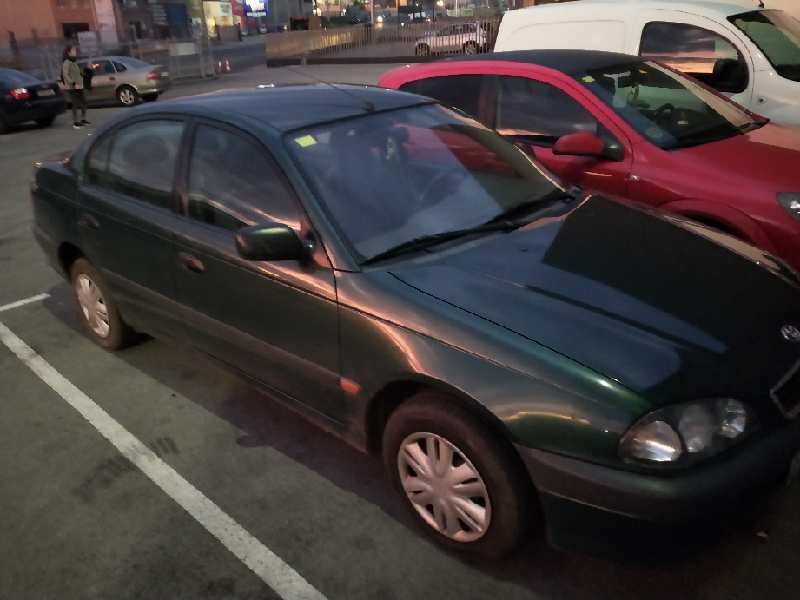 toyota avensis berlina (t 22) del año 2000