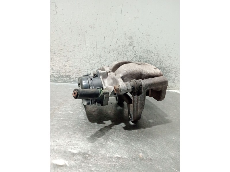 Recambio de pinza freno trasera derecha para infiniti q30 2.2 d referencia OEM IAM A2464232498  