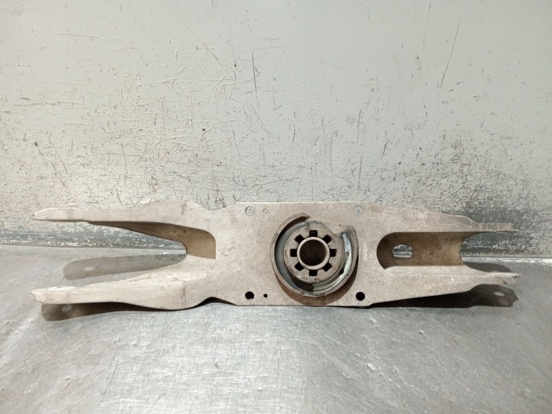 Recambio de brazo suspension inferior trasero izquierdo para infiniti q30 2.2 d referencia OEM IAM A2463520202  