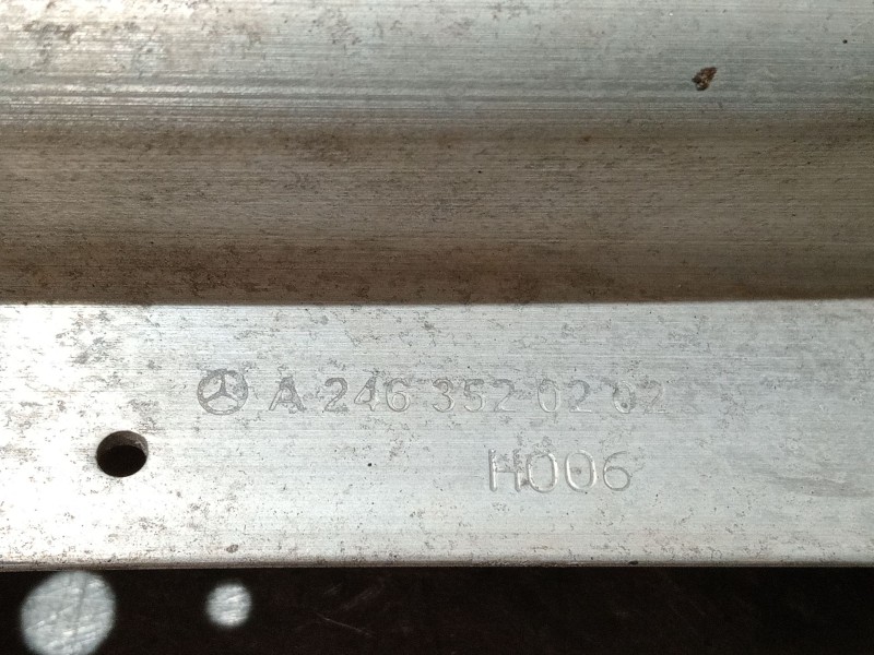 Recambio de brazo suspension inferior trasero izquierdo para infiniti q30 2.2 d referencia OEM IAM A2463520202  