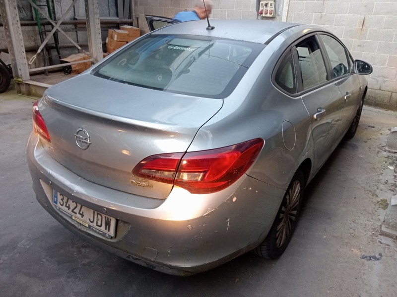 opel astra j sedán del año 2015