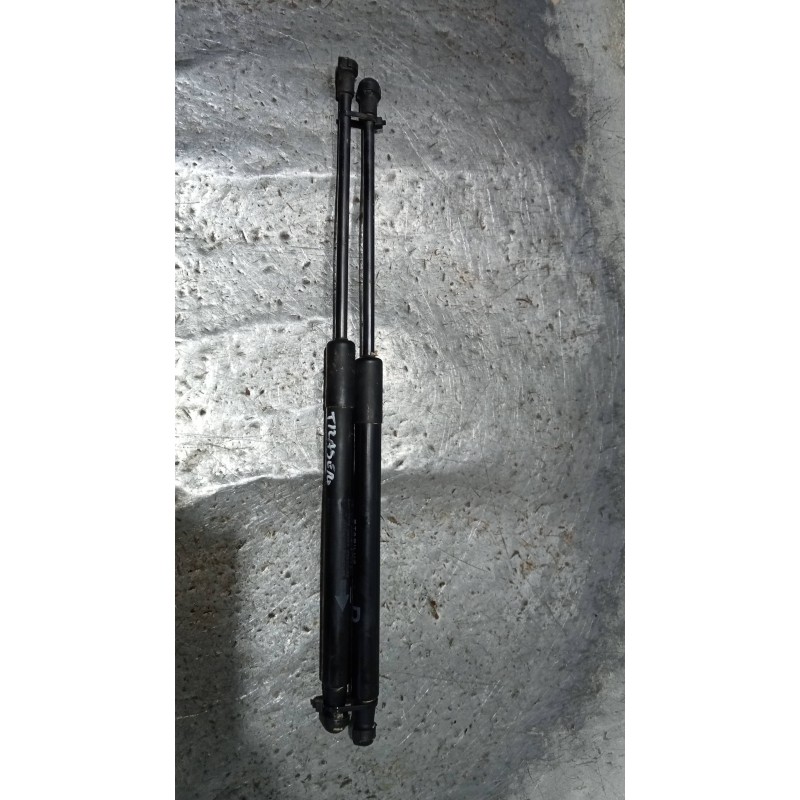 Recambio de amortiguadores maletero / porton para toyota yaris 1.3 16v cat referencia OEM IAM 689500D022 689600D012 