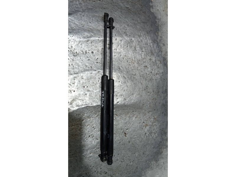 Recambio de amortiguadores maletero / porton para toyota yaris 1.3 16v cat referencia OEM IAM 689500D022 689600D012 