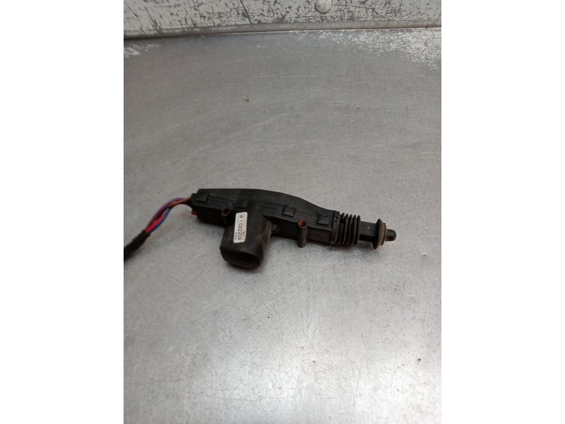 Recambio de motor cierre centralizado delantero izquierdo para iveco massif single cab 3.0 hpi referencia OEM IAM 022209 6012035