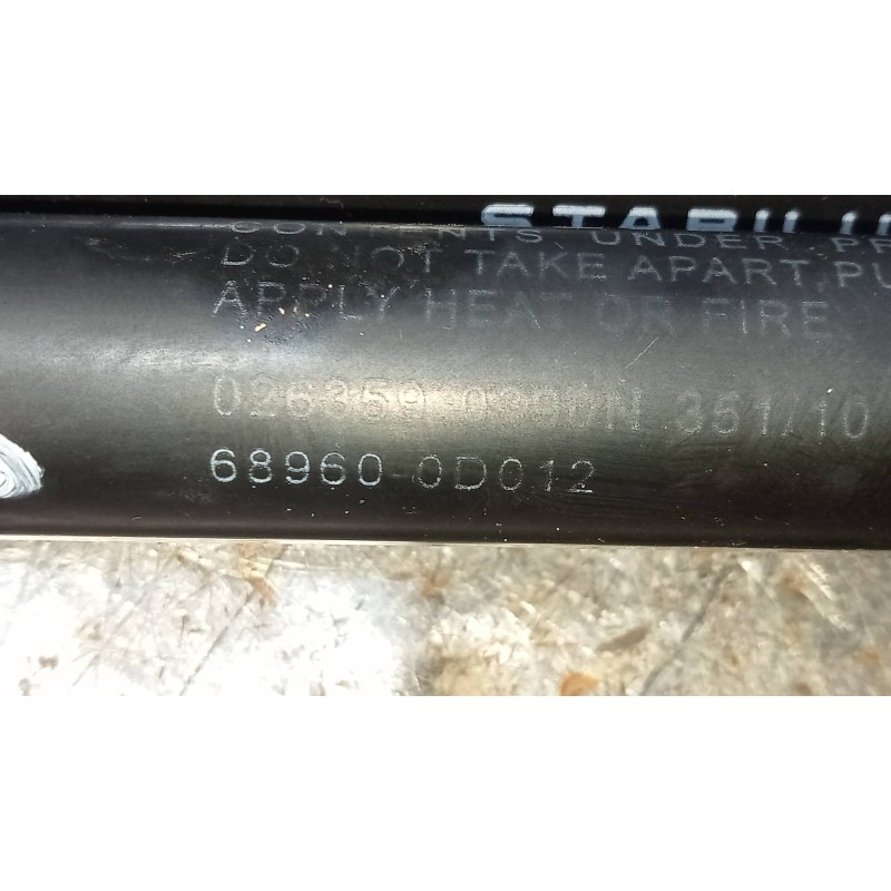 Recambio de amortiguadores maletero / porton para toyota yaris 1.3 16v cat referencia OEM IAM 689500D022 689600D012 