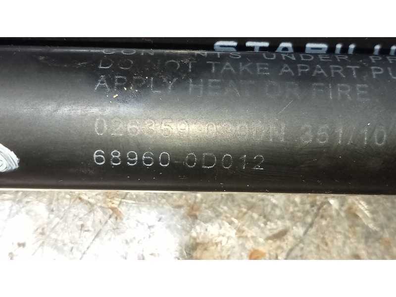 Recambio de amortiguadores maletero / porton para toyota yaris 1.3 16v cat referencia OEM IAM 689500D022 689600D012 