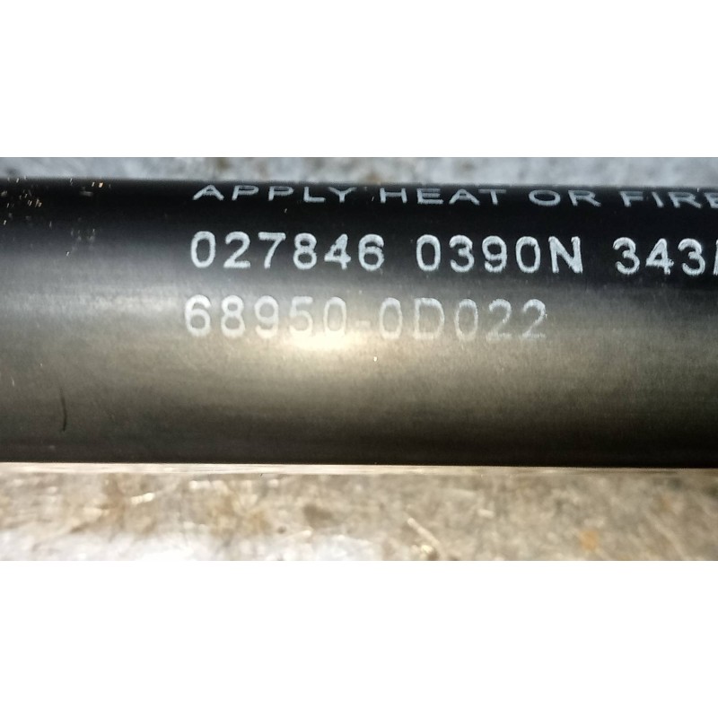 Recambio de amortiguadores maletero / porton para toyota yaris 1.3 16v cat referencia OEM IAM 689500D022 689600D012 