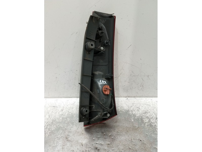 Recambio de piloto trasero izquierdo para kia cee´d sw (ed) 2.0 crdi 140 referencia OEM IAM   