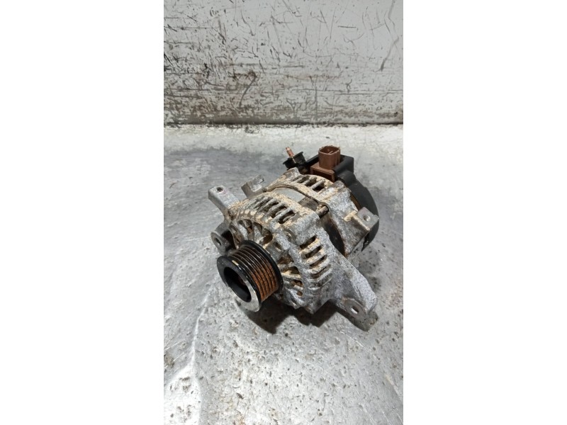 Recambio de alternador para toyota yaris 1.3 16v cat referencia OEM IAM 270600Y030 TG1042109290 