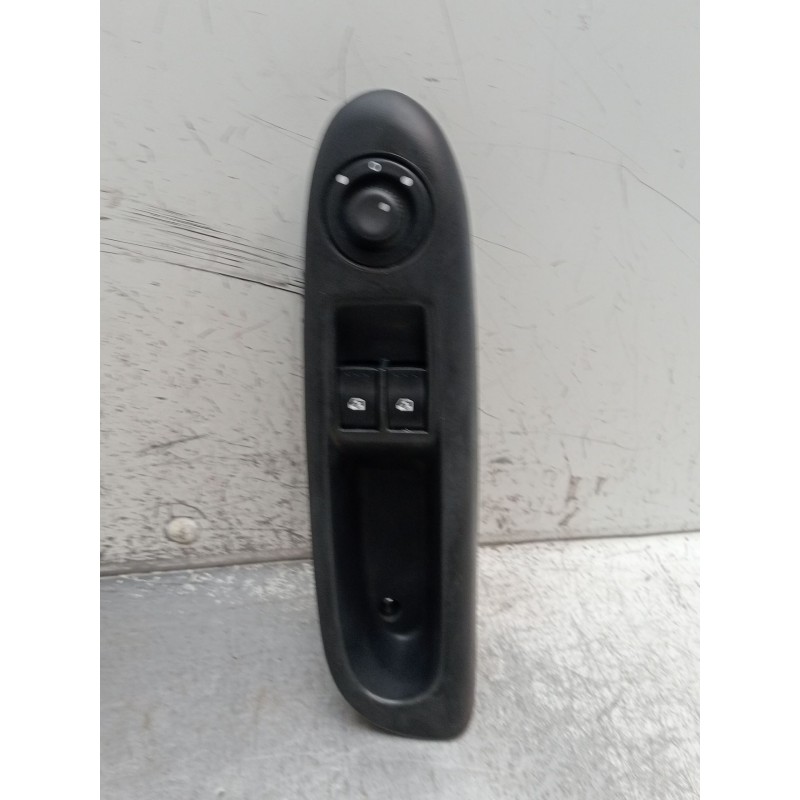 Recambio de mando elevalunas delantero izquierdo para renault clio ii (bb_, cb_) 1.5 dci (b/cb08) referencia OEM IAM 8200084003 