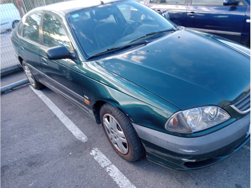 toyota avensis berlina (t 22) del año 2001