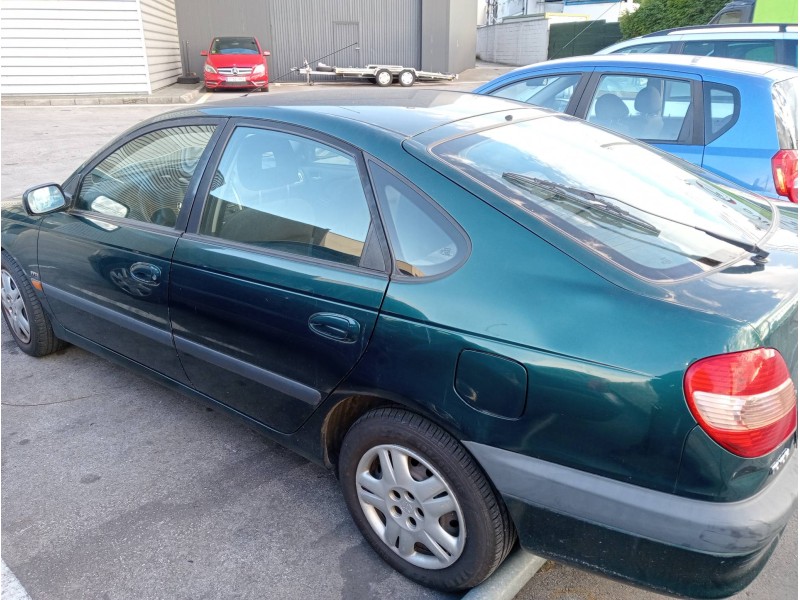 toyota avensis berlina (t 22) del año 2001