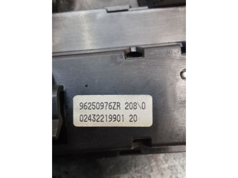 Recambio de pantalla multifuncion para audi a4 b6 (8e2) 2.0 referencia OEM IAM 02432219901 96250976ZR 