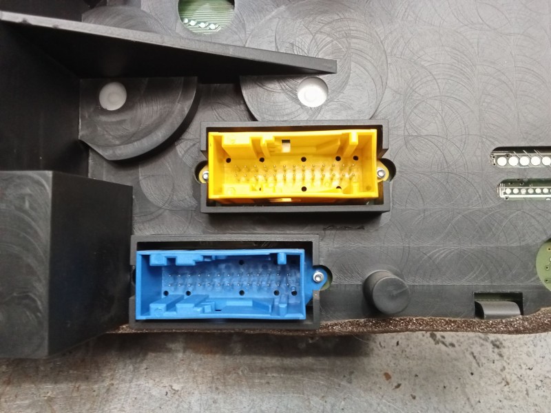 Recambio de cuadro instrumentos para nissan primera (p12) 2.0 referencia OEM IAM AV610 2111575  