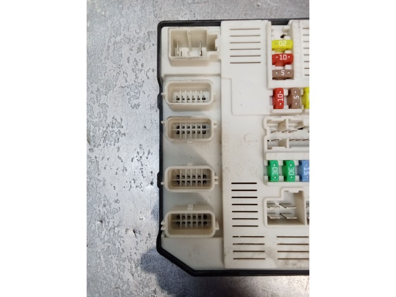 Recambio de caja reles / fusibles para renault megane iii hatchback (bz0/1_, b3_) 1.6 16v (bz1b, bz1h) referencia OEM IAM 284B60