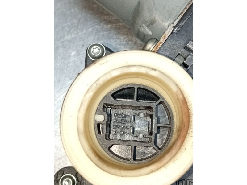 Recambio de elevalunas trasero izquierdo para toyota avensis sedán (_t27_) 2.0 d-4d (adt270_) referencia OEM IAM 8570102010 4P 9