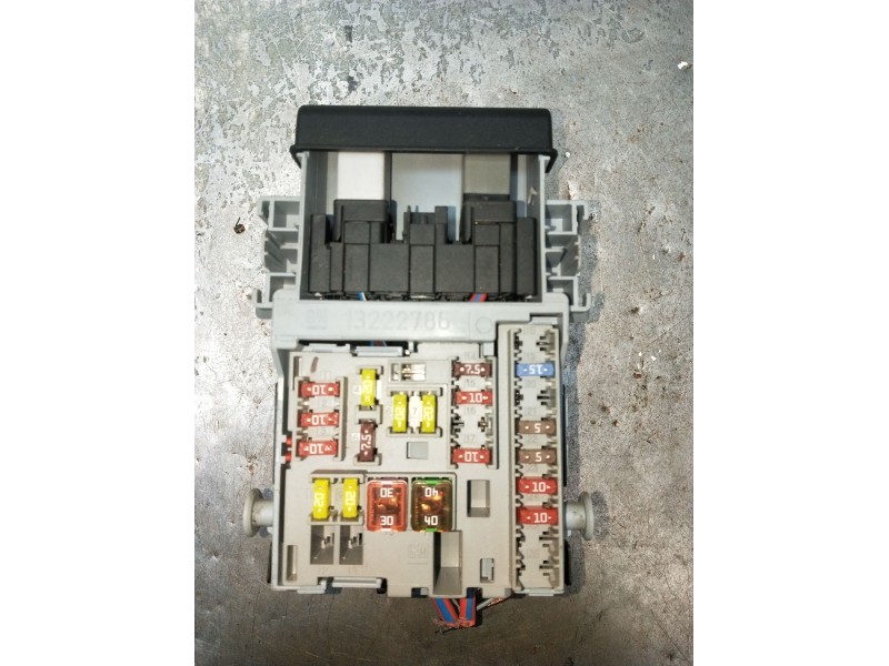 Recambio de caja reles / fusibles para opel astra j sedán 1.6 cdti (69) referencia OEM IAM 13222786  
