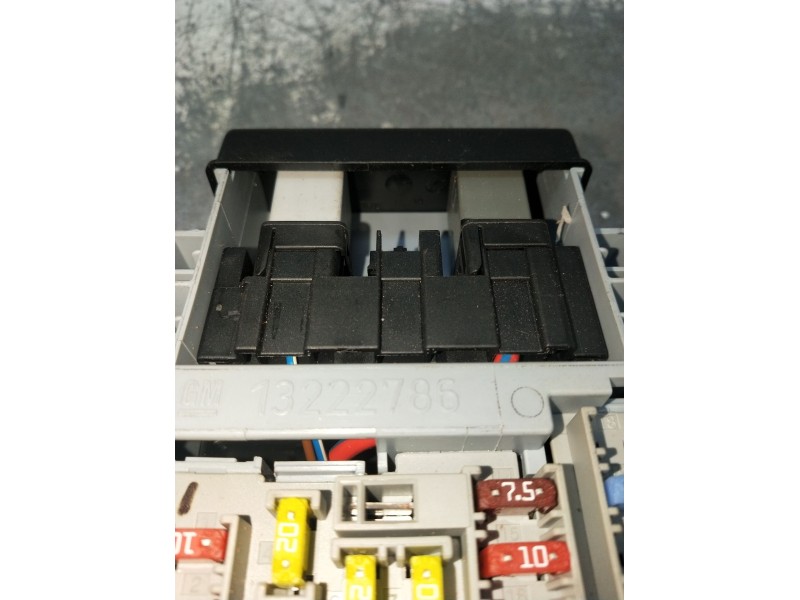 Recambio de caja reles / fusibles para opel astra j sedán 1.6 cdti (69) referencia OEM IAM 13222786  