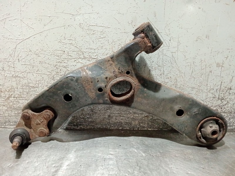 Recambio de brazo suspension inferior delantero izquierdo para toyota avensis sedán (_t27_) 2.0 d-4d (adt270_) referencia OEM IA