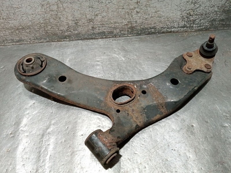 Recambio de brazo suspension inferior delantero izquierdo para toyota avensis sedán (_t27_) 2.0 d-4d (adt270_) referencia OEM IA