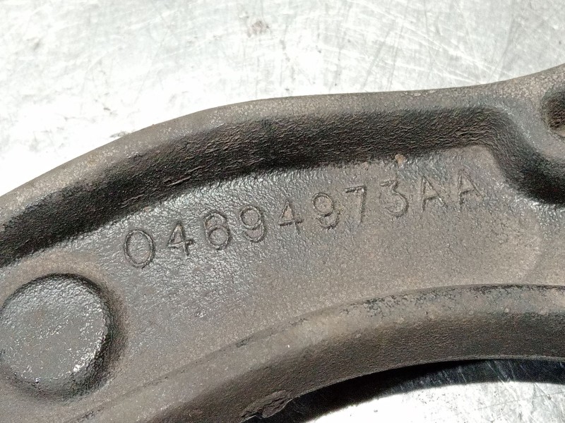 Recambio de brazo suspension inferior delantero izquierdo para chrysler voyager iv (rg, rs) 2.8 crd referencia OEM IAM 04694973A