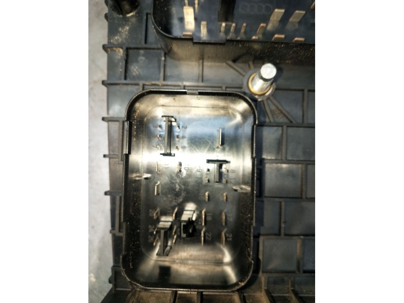 Recambio de caja reles / fusibles para skoda octavia ii (1z3) 1.9 tdi referencia OEM IAM 0521192920E  