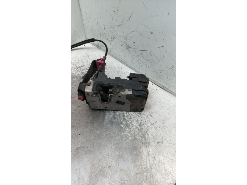 Recambio de motor cierre centralizado trasero derecho para opel zafira / zafira family b (a05) 1.9 cdti (m75) referencia OEM IAM